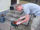 BARTEK SPEŁNIAŁ SIĘ PRZY GRILU.......
